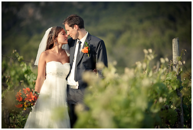 Brautpaarfoto in Weinbergen von Mallorca von Hochzeitsfotografin © Hochzeitsfotograf Berlin hochzeitslicht