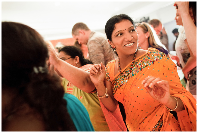 Hochzeitsgesellschaft während Hochzeitsfeier in Indien © Hochzeitsfotograf Berlin hochzeitslicht