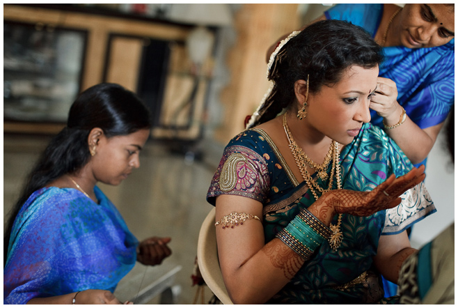 Hochzeitsfoto bei Vorbereitungen der Braut auf Hochzeit in Indien © Hochzeitsfotograf Berlin hochzeitslicht