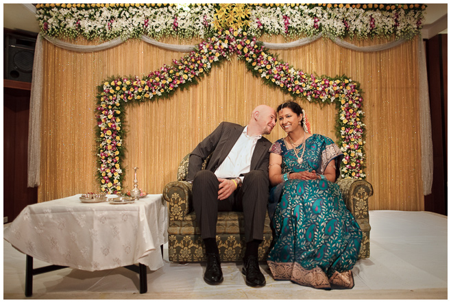 Hochzeits-Foto von Brautpaar während Hochzeit in Indien © Hochzeitsfotograf Berlin hochzeitslicht
