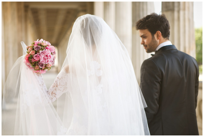 Hochzeitsfoto von Brautpaar bei Vintage-Hochzeit in Berlin © Hochzeitsfotograf Berlin hochzeitslicht