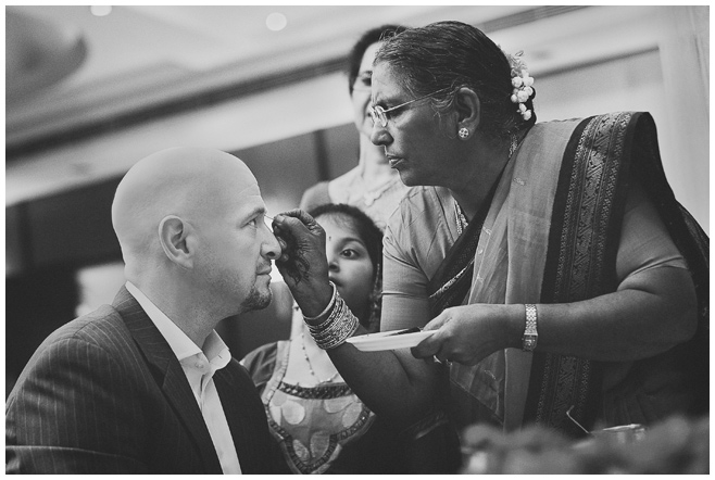 Hochzeitsfoto während Hochzeitszeremonie in Indien © Hochzeitsfotograf Berlin hochzeitslicht