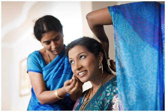 Hochzeitsfoto der Braut bei Vorbereitungen auf indische Hochzeit © Hochzeitsfotograf Berlin hochzeitslicht