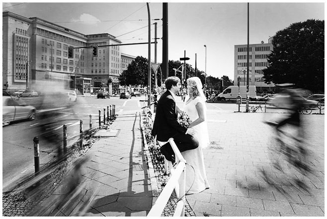 Hochzeitsfoto von Braut und Bräutigam bei Hochzeit in den Türmen des Frankfurter Tors in Berlin © Hochzeitsfotograf Berlin hochzeitslicht
