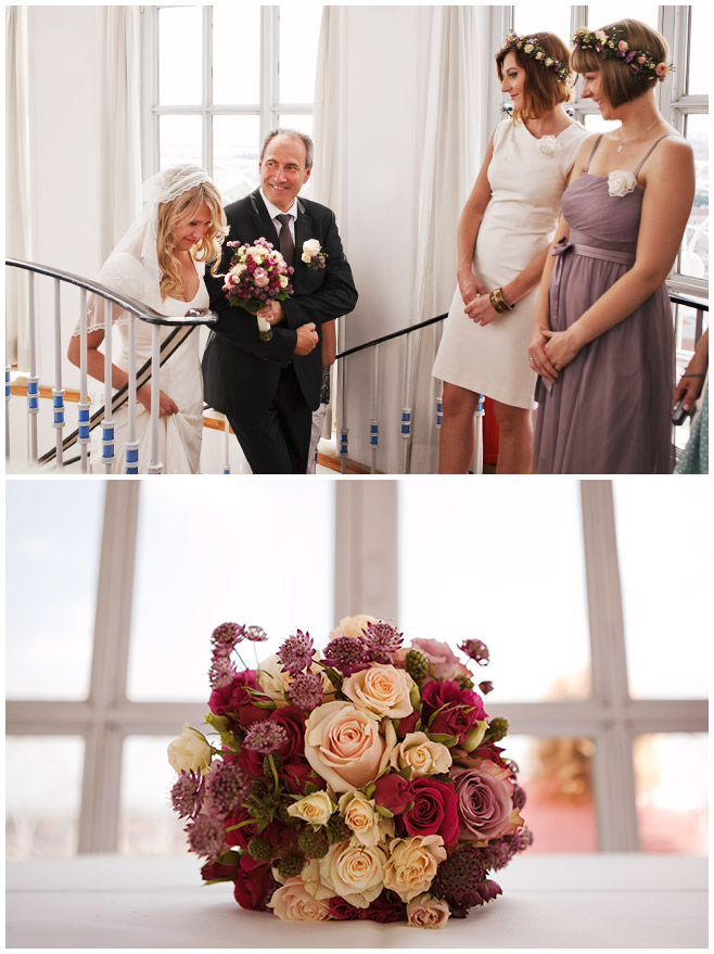 Fotos von Braut und Brautvater bei Hochzeit mit Blumenkränzen im Turm Frankfurter Tor © Hochzeitsfotograf Berlin hochzeitslicht