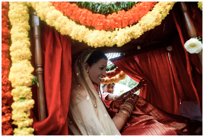 Einzug der Braut bei indischer Hochzeit © Hochzeitsfotograf Berlin hochzeitslicht