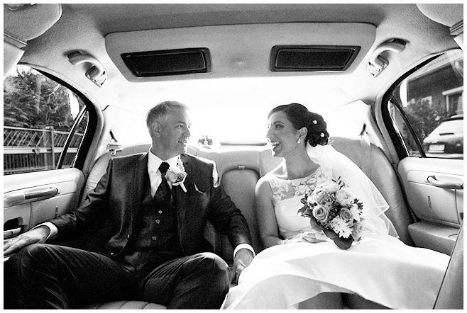 Brautpaar in Hochzeits-Limousine in Berlin © Hochzeitsfotograf Berlin hochzeitslicht