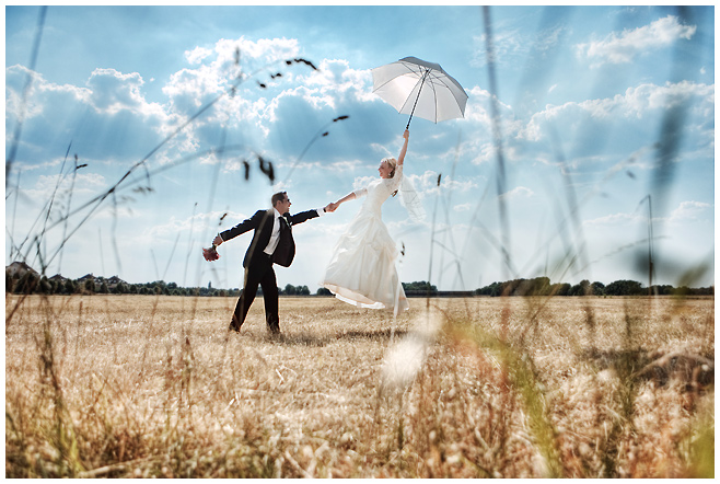 Hochzeitsfotografie mit fliegender Braut von professionellem Hochzeitsfotograf Potsdam © Hochzeitsfotograf Berlin hochzeitslicht