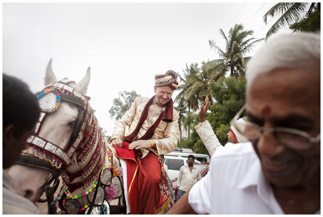 Bräutigam bei Baraat während indischer Hochzeit © Hochzeitsfotograf Berlin hochzeitslicht
