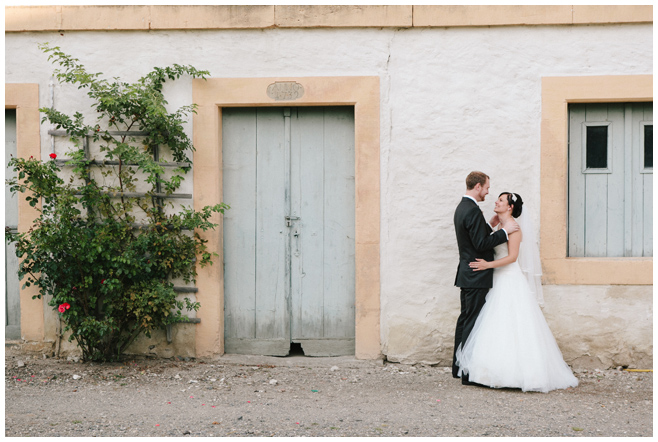 Brautpaarfoto aufgenommen von professioneller Hochezeitsfotografin auf dem Rittergut Dorstadt © Hochzeitsfotograf Berlin hochzeitslicht