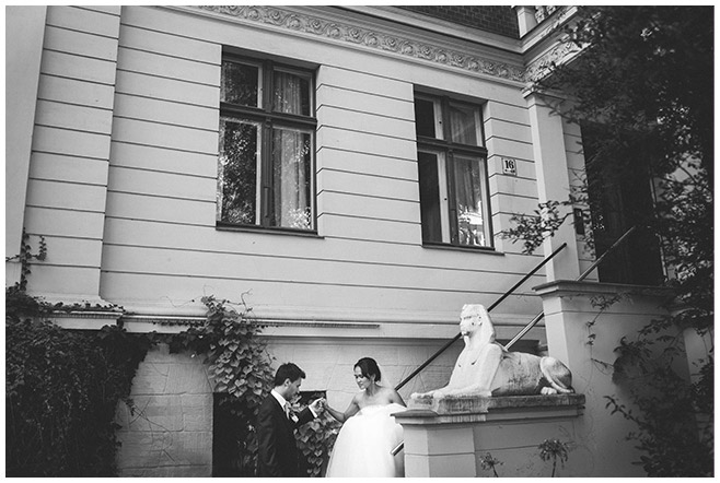 Hochzeitsfoto von erster Begegnung von Braut und Bräutigam am Hochzeitstag © Hochzeitsfotograf Berlin hochzeitslicht