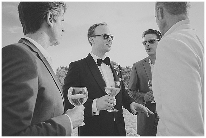 Bräutigam trinkt vor Zeremonie einen Cocktail am Strand © Hochzeitsfotograf Berlin hochzeitslicht