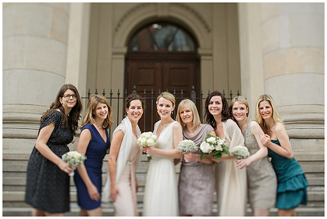 Gruppenfoto von Braut mit allen weiblichen Hochzeitsgästen bei Hochzeit in Berlin-Mitte © Hochzeitsfotograf Berlin hochzeitslicht