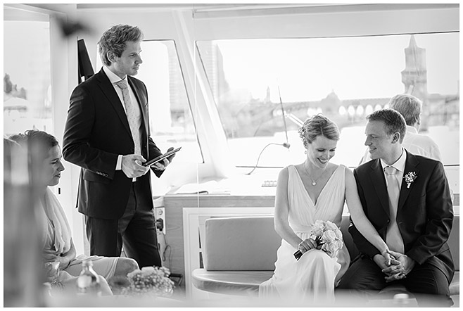 Hochzeitsfoto bei freier Trauung auf der Spree auf den Solarschifff Solon in Berlin © Hochzeitsfotograf Berlin hochzeitslicht