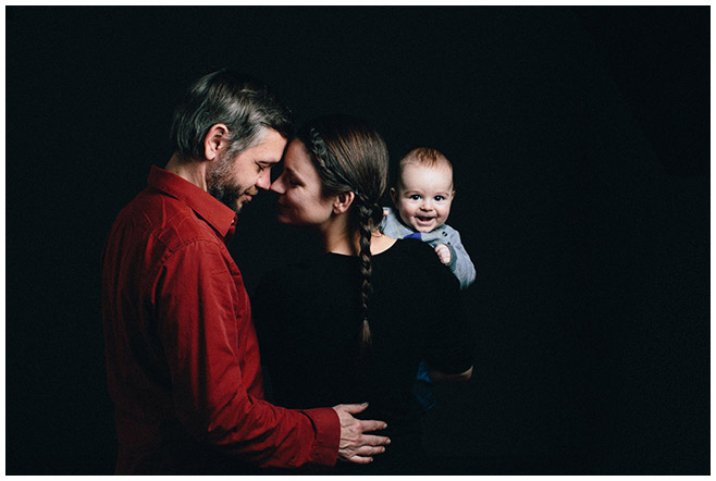 Familienfoto von kleiner Familie entstanden bei Familienfotoshooting in Berlin © LUMENTIS Fotostudio Berlin 