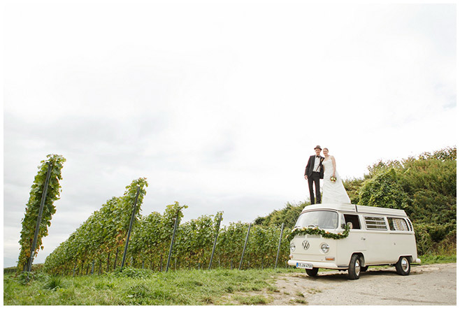 Hochzeitsfotos von Braut und Bräutigam im Retro-Look mit Vintage VW Bulli in den badischen Weinbergen © Hochzeitsfotograf Berlin hochzeitslicht