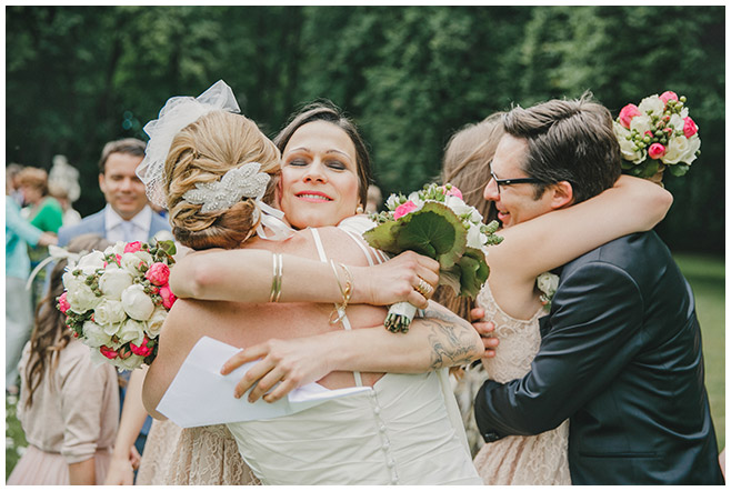 Hochzeitsbilder von der Gratulation der Gäste nach freier Trauung auf Schloss Herzfelde © Hochzeitsfotograf Berlin hochzeitslicht