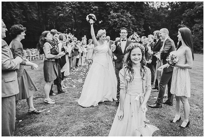 Hochzeitsfotografie vom Auszug nach freier Trauung im Park von Schloss Herzfelde © Hochzeitsfotograf Berlin hochzeitslicht