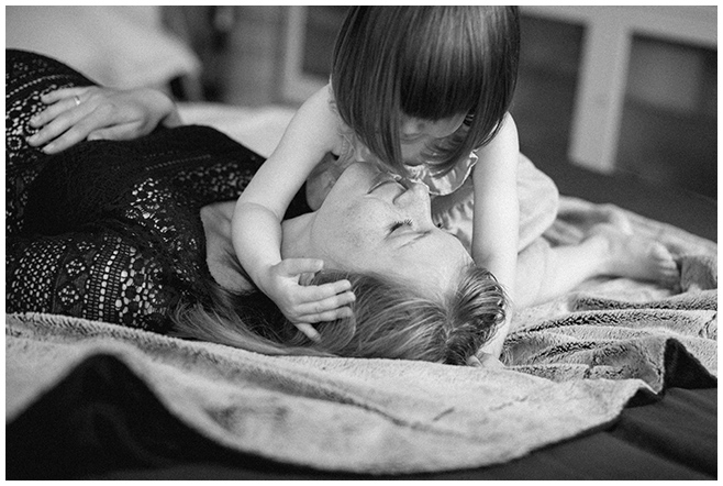 Foto von Mutter und Tochter bei Kinderfotoshooting mit Berliner Kinderfotograf © Fotostudio Berlin LUMENTIS