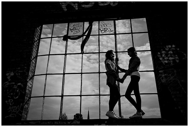 schwarz-weiß Foto bei Freunde-Fotoshooting in Berlin © Fotostudio Berlin LUMENTIS