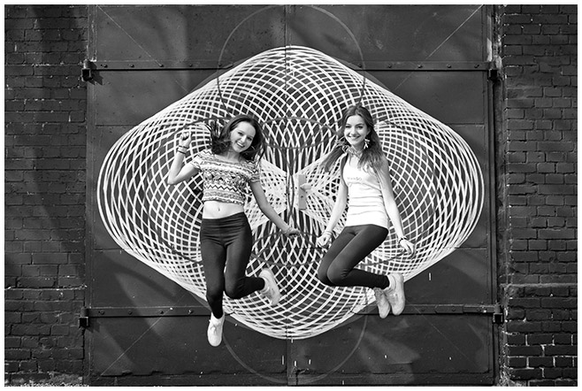kreatives Foto bei Freunde-Fotoshooting von zwei besten Freundinnen in Berlin © Fotostudio Berlin LUMENTIS