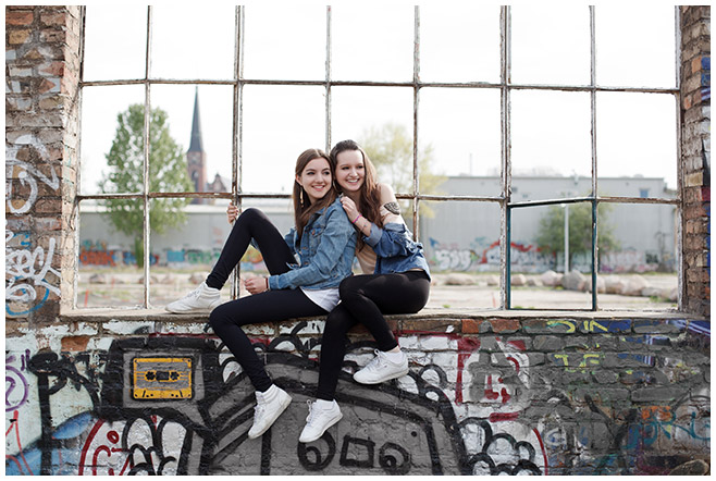 Foto von zwei Freundinnen bei Geschenkgutschein-Fotoshooting in Berlin © Fotostudio Berlin LUMENTIS
