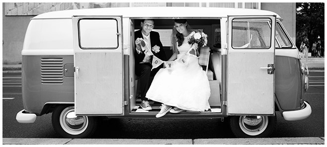 Braut und Bräutigam bei Brautpaarfotoshooting mit Hochzeitsauto VW-Bus © Hochzeitsfotograf Berlin www.hochzeitslicht.de