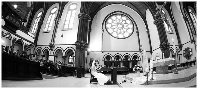 kirchliche Trauung in St. Sebastian Kirche aufgenommen von professioneller Hochzeitsfotografin, Berlin © Hochzeitsfotograf Berlin www.hochzeitslicht.de