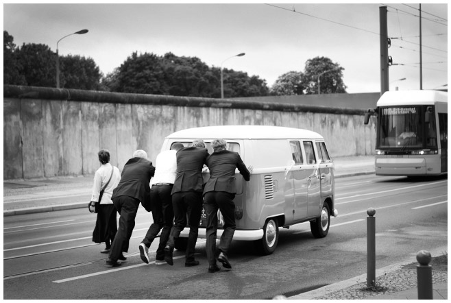 Hochzeitsreportage-Foto bei Brautpaarfotoshooting mit vintage VW-Bus festgehalten von professioneller Hochzeitsfotografin © Hochzeitsfotograf Berlin www.hochzeitslicht.de