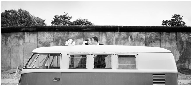 Brautpaar mit vintage VW-Bus bei kreativ-romantischer Hochzeit in Berlin © Hochzeitsfotograf Berlin www.hochzeitslicht.de