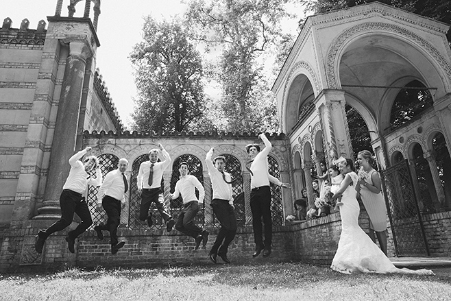 Gruppenfoto bei Hochzeit von Hochzeitsgesellschaft, Schloss Glienicke Remise Berlin © Hochzeitsfotograf Berlin www.hochzeitslicht.de