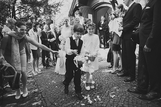 Auszug des Brautpaares nach kirchlicher Hochzeit Berlin © Hochzeitsfotograf Berlin www.hochzeitslicht.de