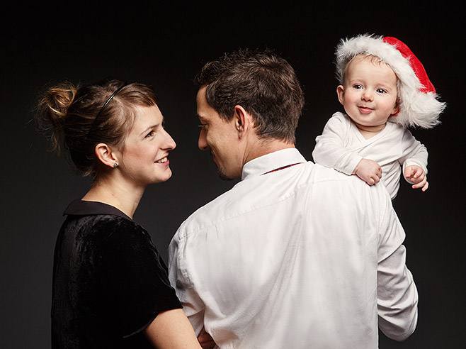 Familienfotografie zu Weihnachten von kleiner Familie aufgenommen von professionellem Familienfotografen in Berliner Fotostudio © Fotostudio Berlin LUMENTIS