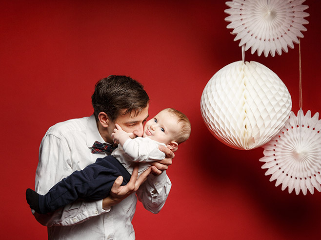 Familienfotos von Vater mit Sohn bei Familien Fotoshooting zu Weihnachten in Berliner Fotostudio © Fotostudio Berlin LUMENTIS