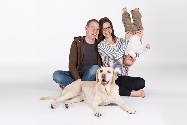 Familie bei Fotoshooting für Familienfotos mit professionellem Fotografen Berlin © Fotostudio Berlin LUMENTIS