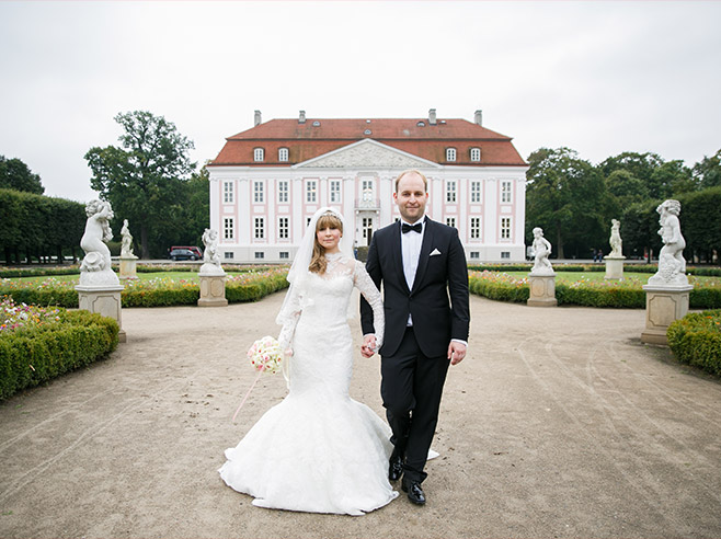 Brautpaarfoto vor Schloss Friedrichsfelde im Tierpark Berlin © Hochzeitsfotograf Berlin www.hochzeitslicht.de