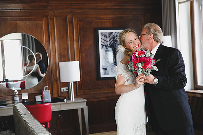 Hochzeitsreportage-Foto von Braut mit Brautvater vor Hochzeit im Hotel de Rome aufgenommen von professioneller Berliner Hochzeitsfotografin © Hochzeitsfotograf Berlin www.hochzeitslicht.de