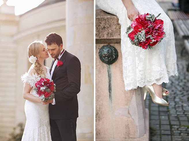 Hochzeitsfotografin von hochzeitslicht kombiniert Brautpaarfoto mit Foto vom pinken Brautstrauß in Berlin-Mitte auf dem Gendarmenmarkt © Hochzeitsfotograf Berlin www.hochzeitslicht.de