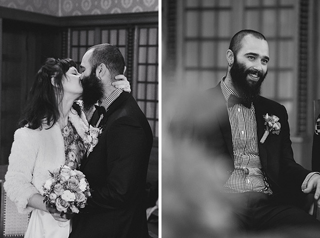 Hochzeitsfoto von Braut und Bräutigam bei standesamtlicher Trauung im Standesamt Reinickendorf bei vintage Winterhochzeit in Berlin © Hochzeitsfotograf Berlin www.hochzeitslicht.de