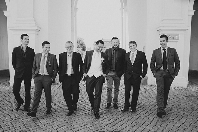 professionelle Hochzeitsfotografie von Bräutigam und Best Men bei Hochzeit in Potsdam © Hochzeitsfotograf Berlin www.hochzeitslicht.de