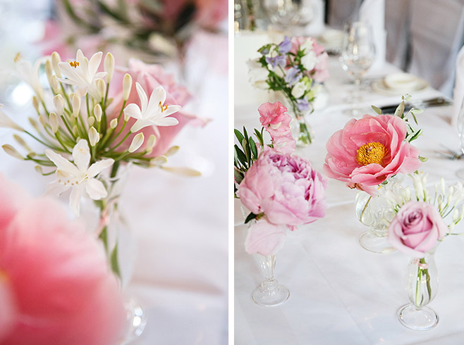 Hochzeitsfotos von edler Tischdekoration aus Pfingstrosen, Wicken und Rosen bei Hochzeit im Restaurant Schloss Glienicke Remise Berlin-Wannsee © Hochzeitsfotograf Berlin www.hochzeitslicht.de